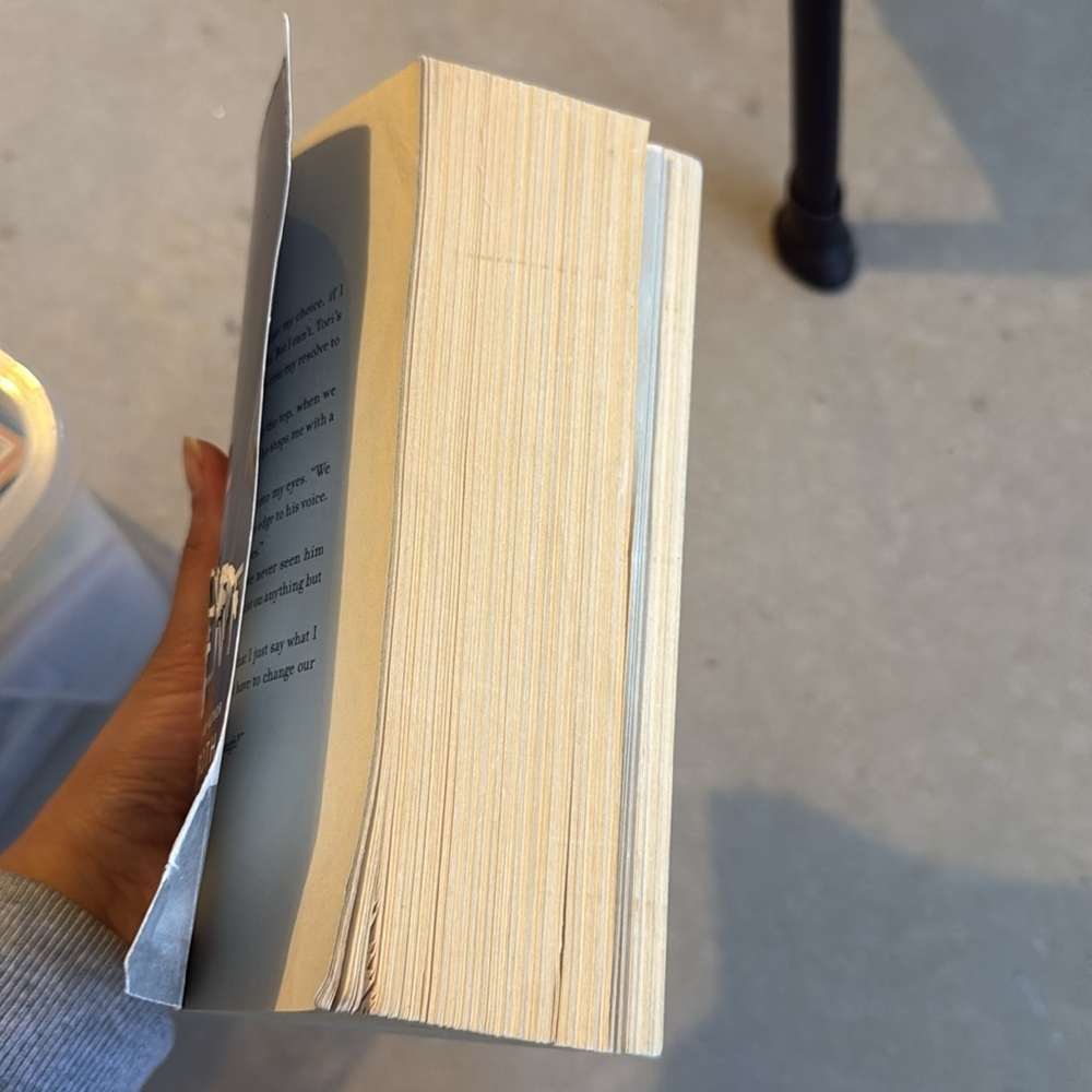Divergent by Veronica Roth Paperback - Picture 4 of 4